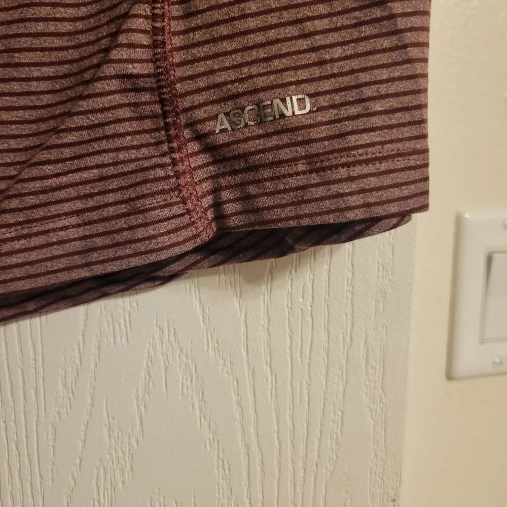 🟣 Burgundy Ascend Vneck - Picture 3 of 8